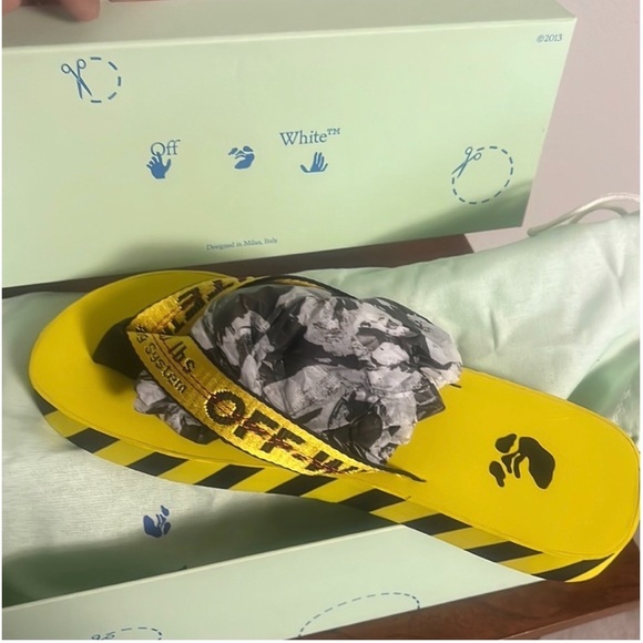 New Off-White Industrial Logo Platform Flip
Flop size 1OUS/43EU women’s 11unisex